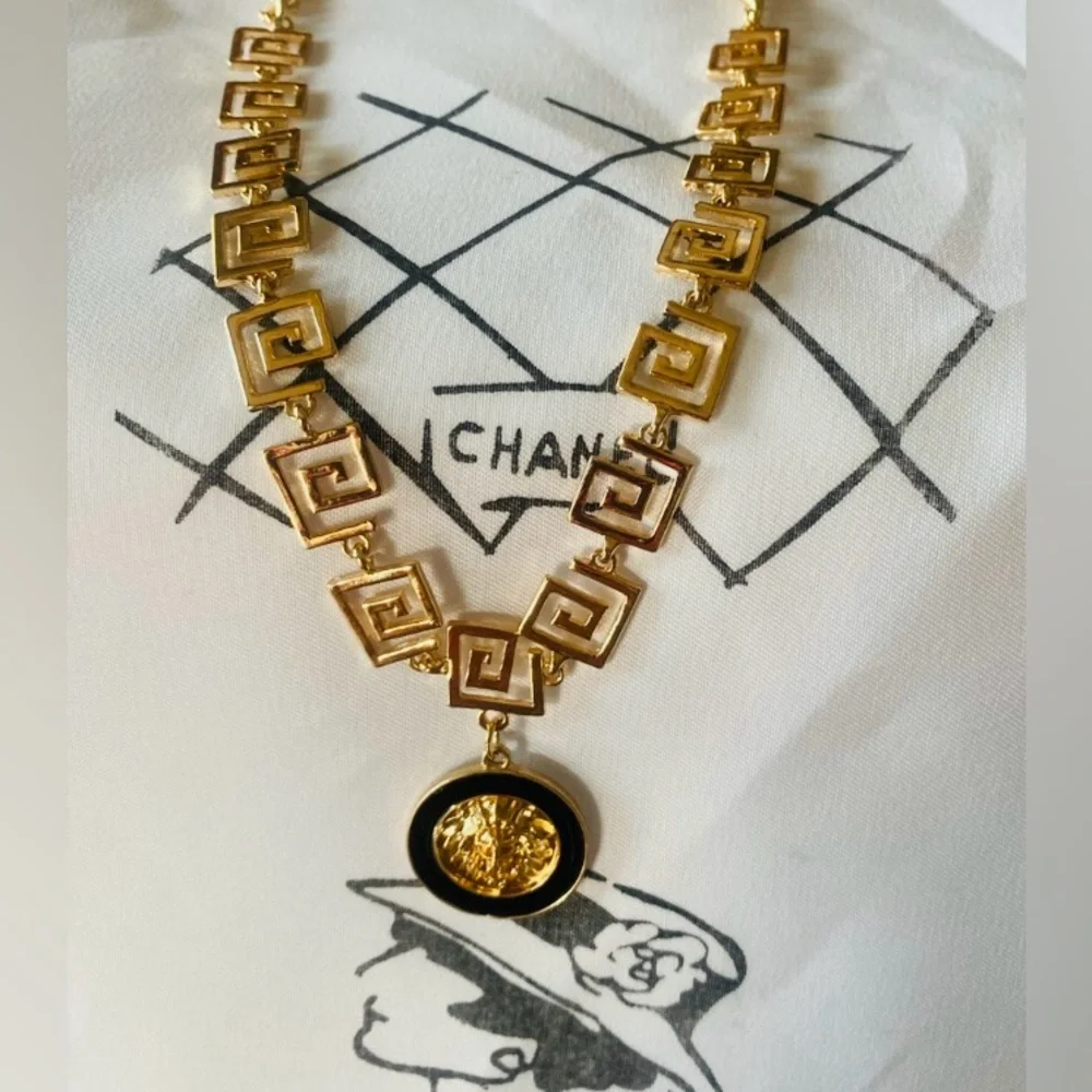 NECKLACE: Gold Tone Elegant Lion Head Pendant. Zinc Alloy. NIP